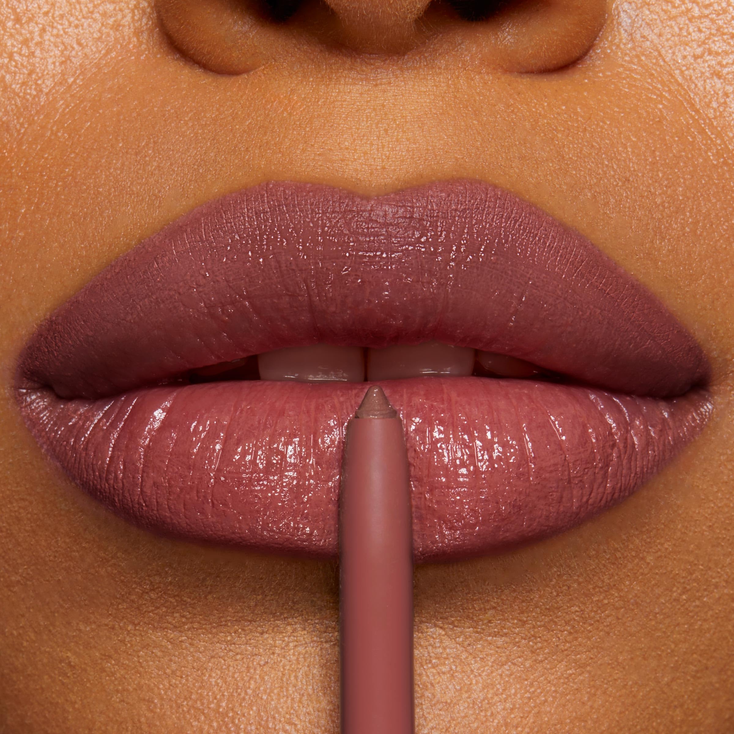 ColourPop So Juicy Plumping Lip Liner muestra color y volumen en labios.