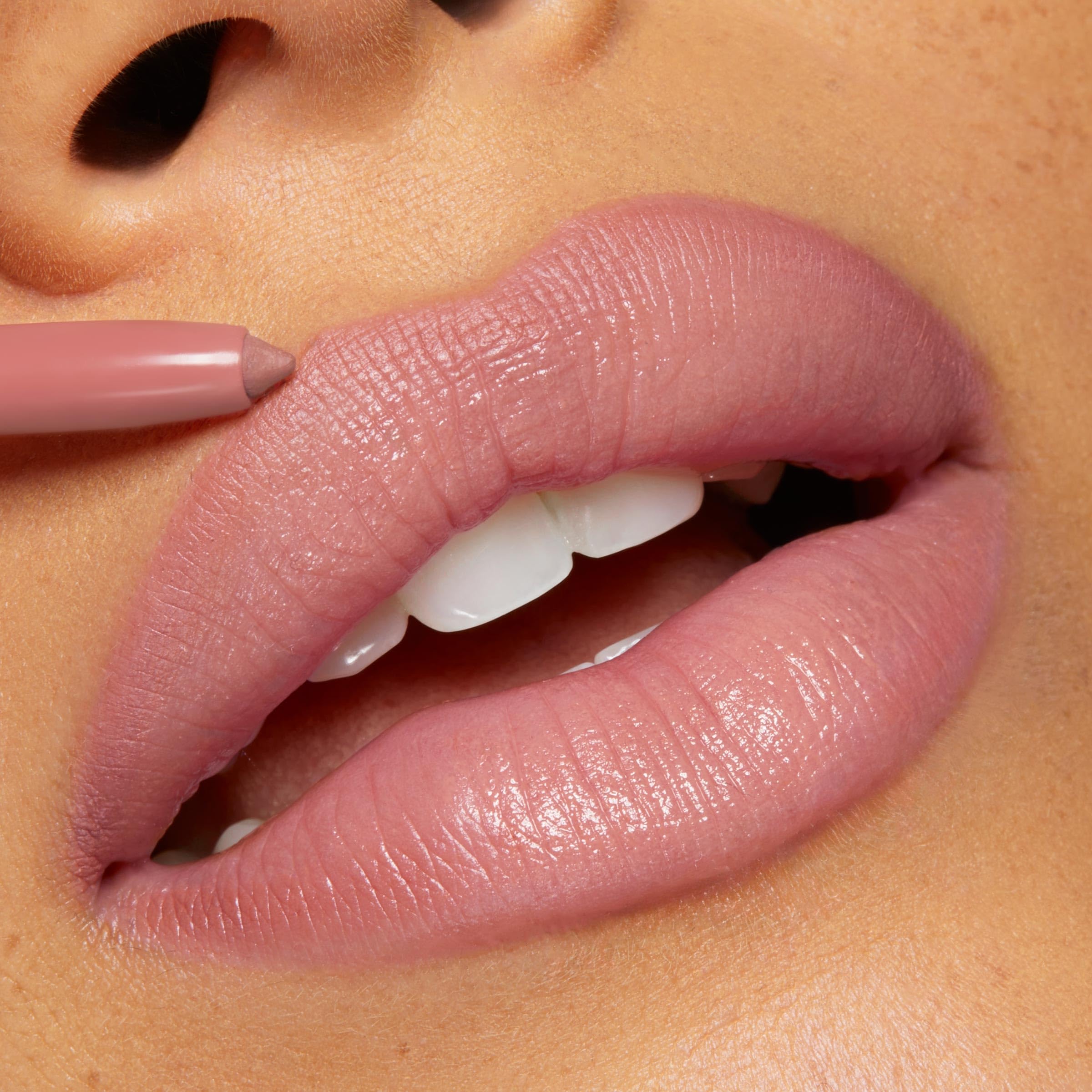 ColourPop So Juicy Plumping Lip Liner retráctil para afilado constante.