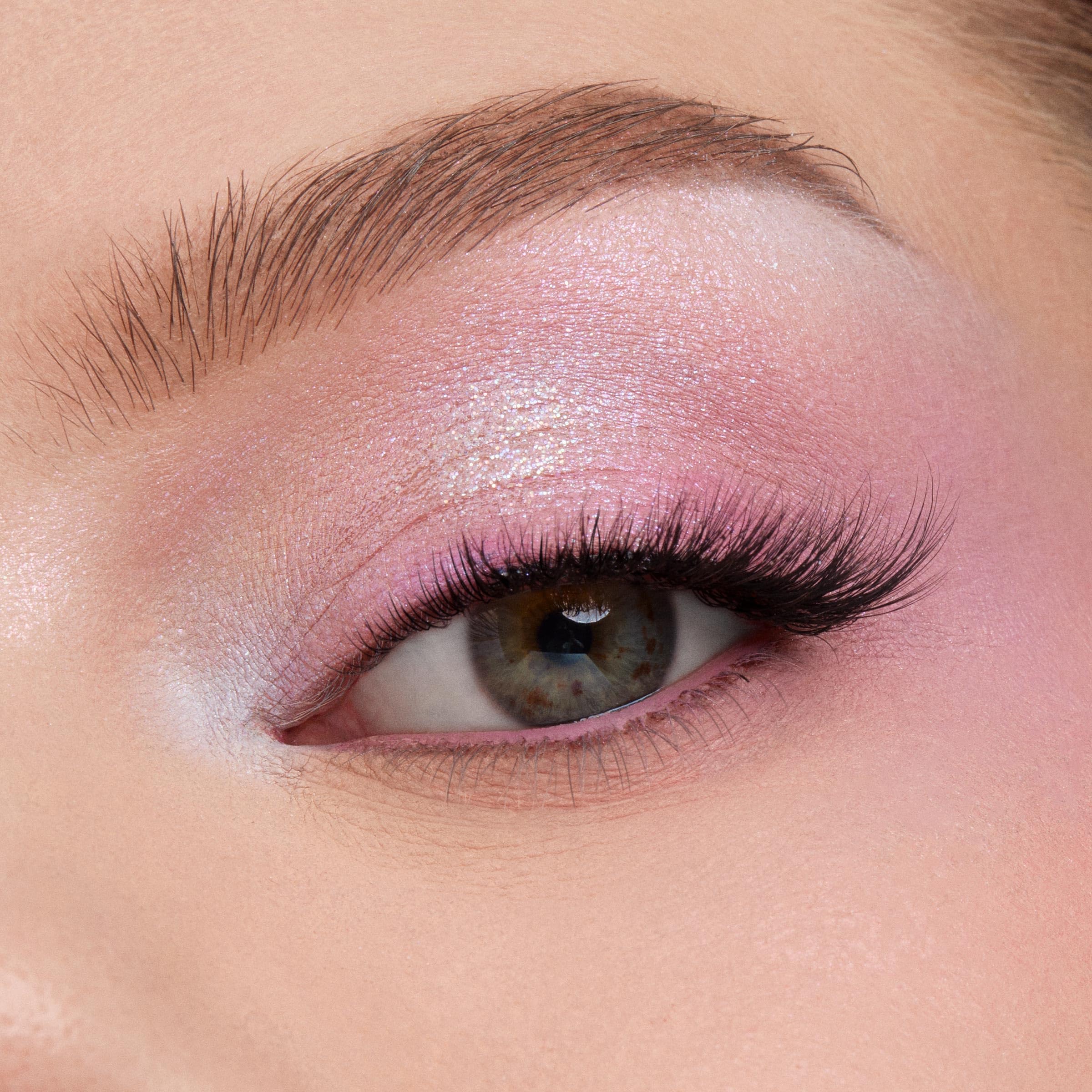 ColourPop: acabado metálico en sombras para looks nocturnos brillantes.