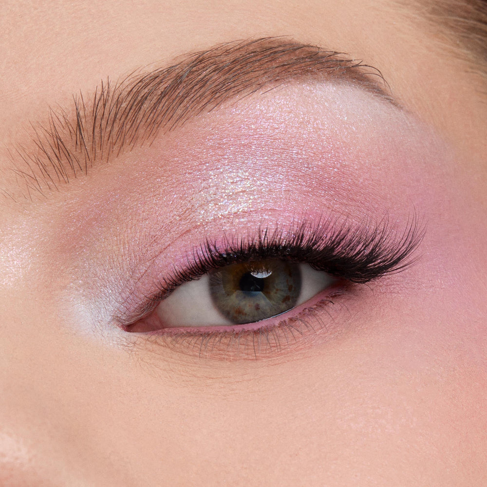 ColourPop: acabado metálico en sombras para looks nocturnos brillantes.