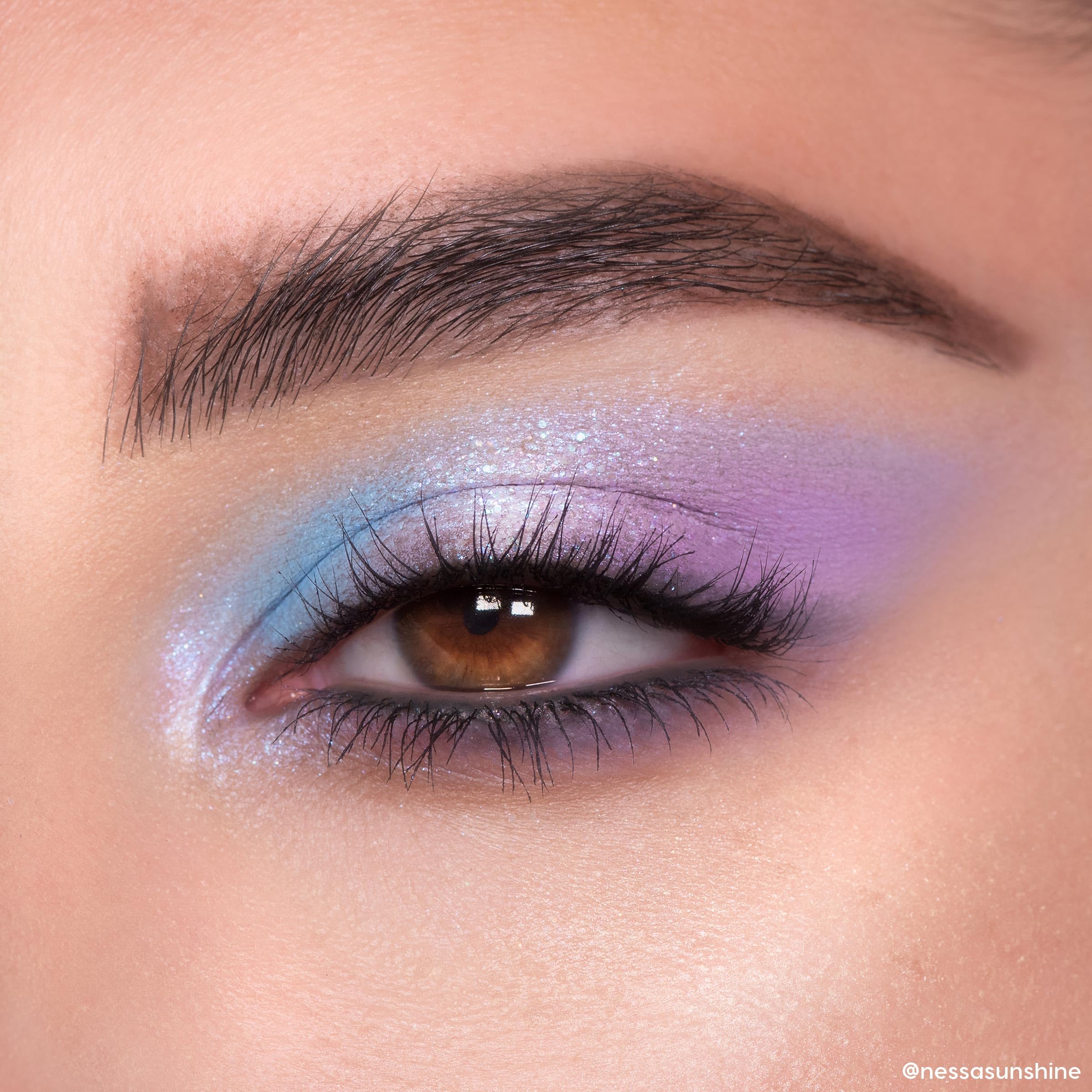 ColourPop: brillos intensos para acentos llamativos en ojos.