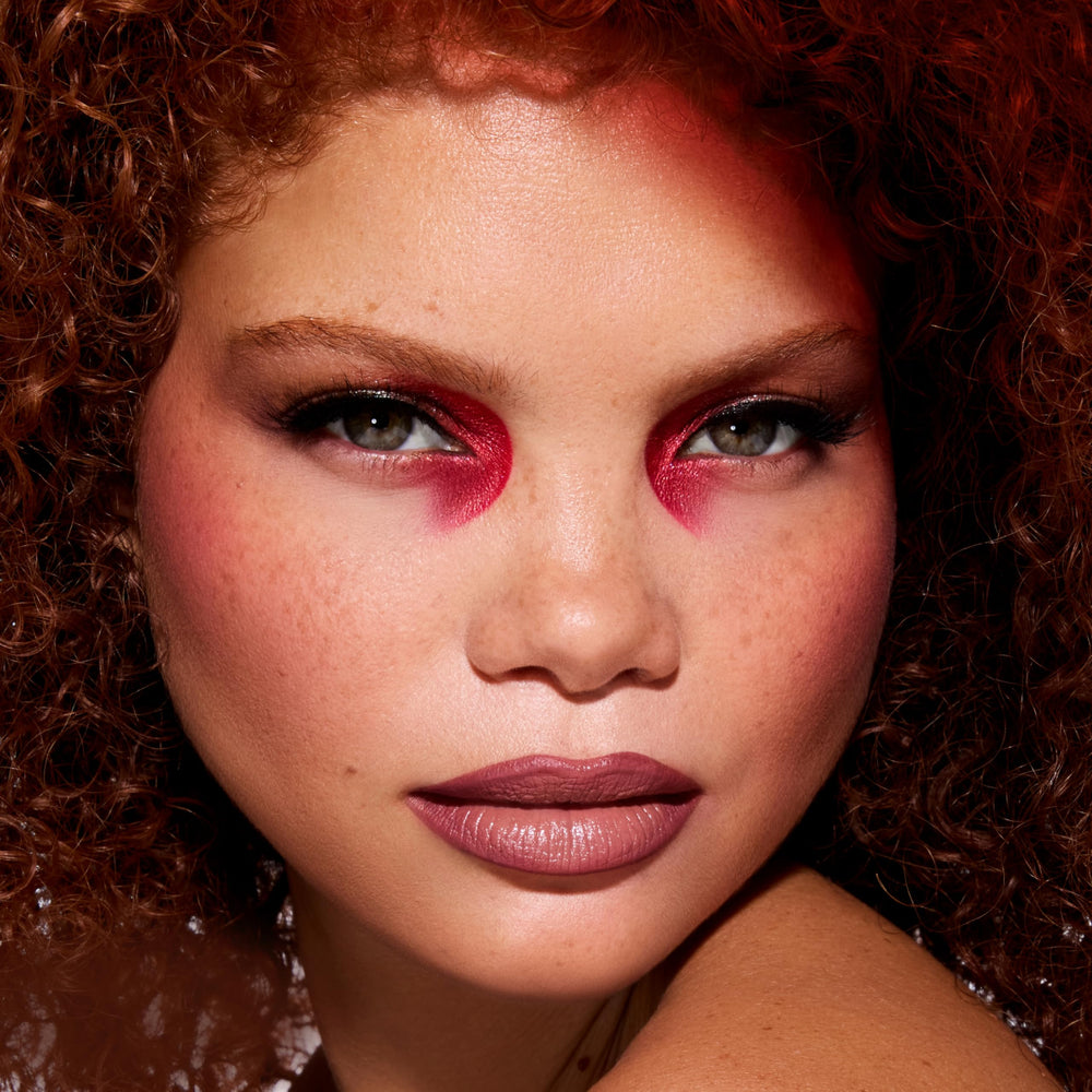 Muestra de color Lippie Stix rosa nude intenso para labios suaves