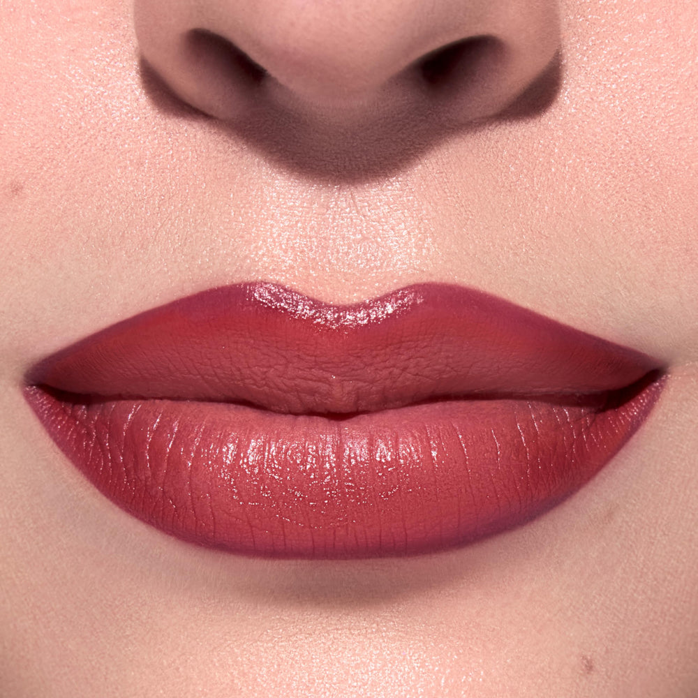Pareja delineador y labial ColourPop para look definido y cómodo diario