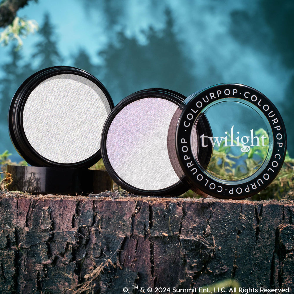 ColourPop Twilight Highlighter ofrece acabado natural a intenso al subir la intensidad.