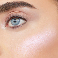 ColourPop Twilight Highlighter al aplicar con dedos ofrece mayor cobertura y brillo intenso.