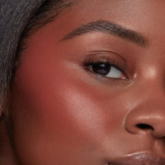 Acabado brillo del rubor líquido de ColourPop para un rostro radiante