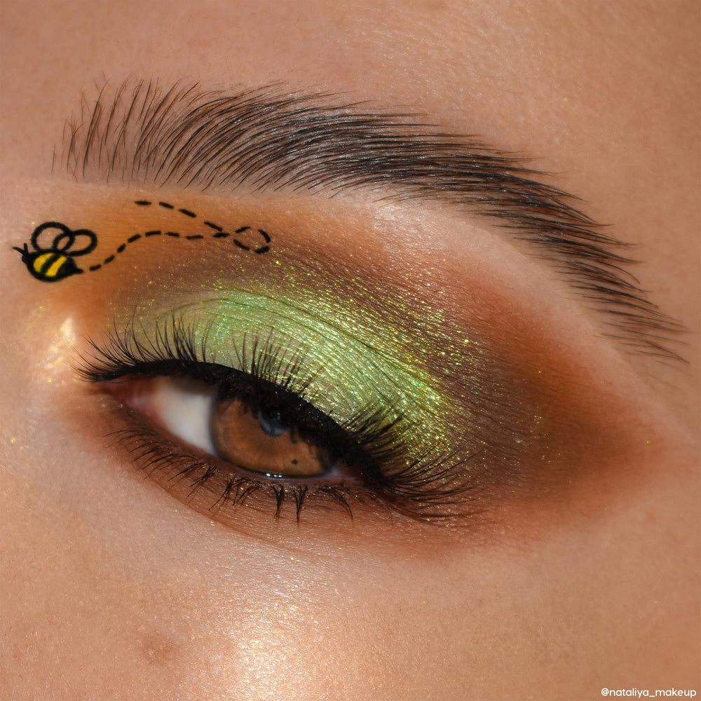 ColourPop Sweet As Can Bee en rosa suave para realzar la mirada con brillo sutil.