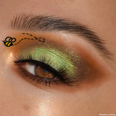 ColourPop Sweet As Can Bee en rosa suave para realzar la mirada con brillo sutil.