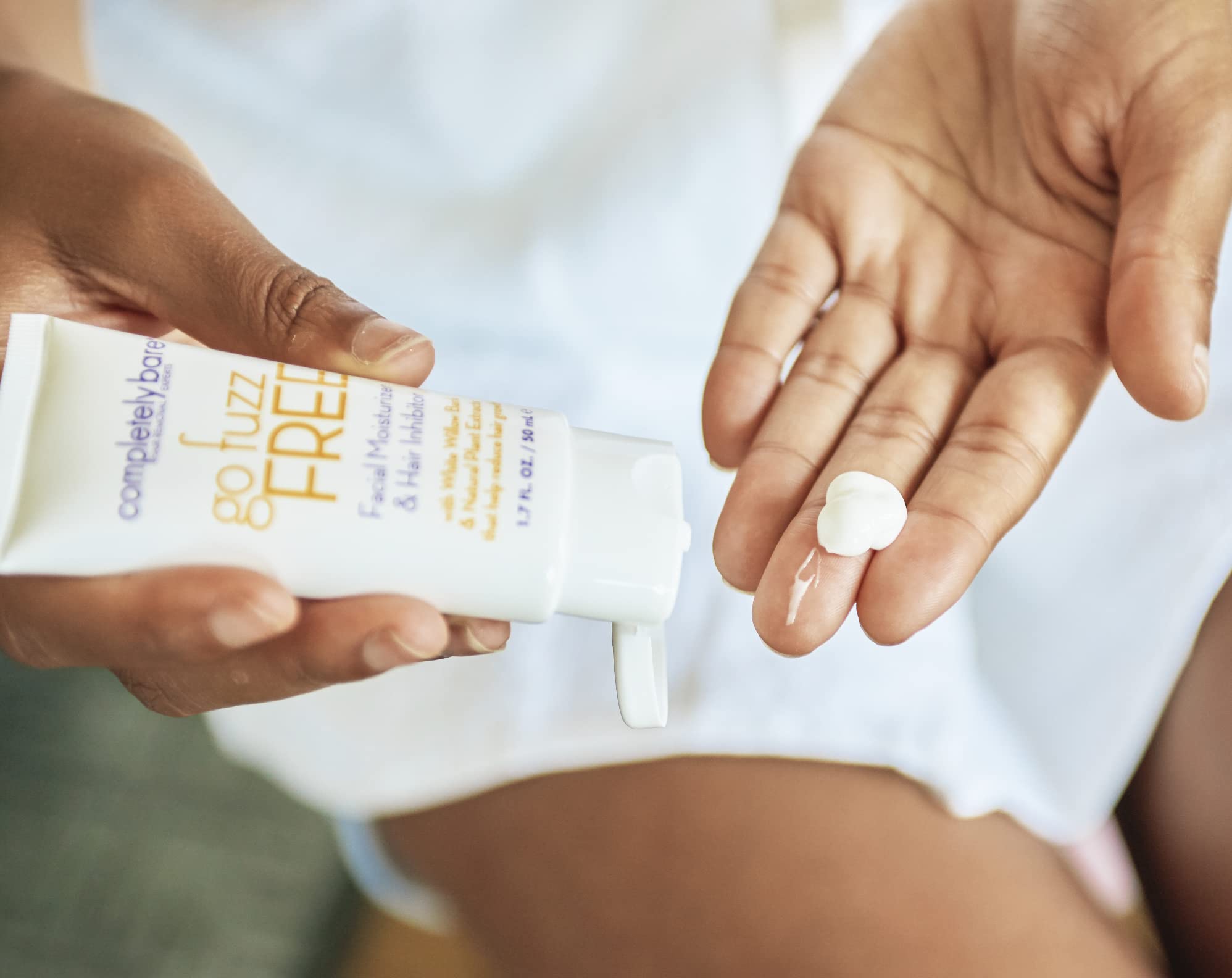 Reducción suave del vello facial con Completely Bare go fuzz FREE