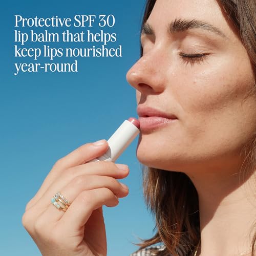 COOLA Liplux aplicación muestra un tinte natural suave