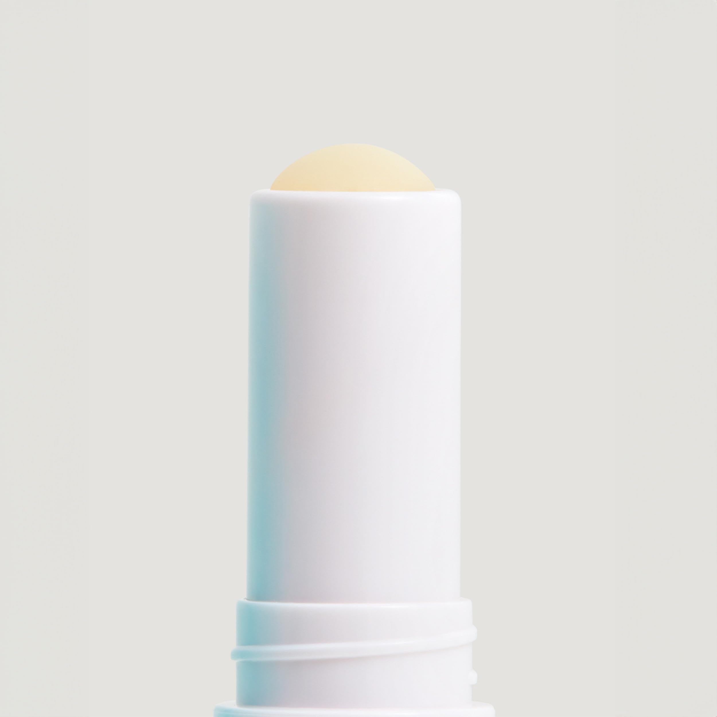 COOLA Liplux dermatologicamente probado cuida labios con suavidad.