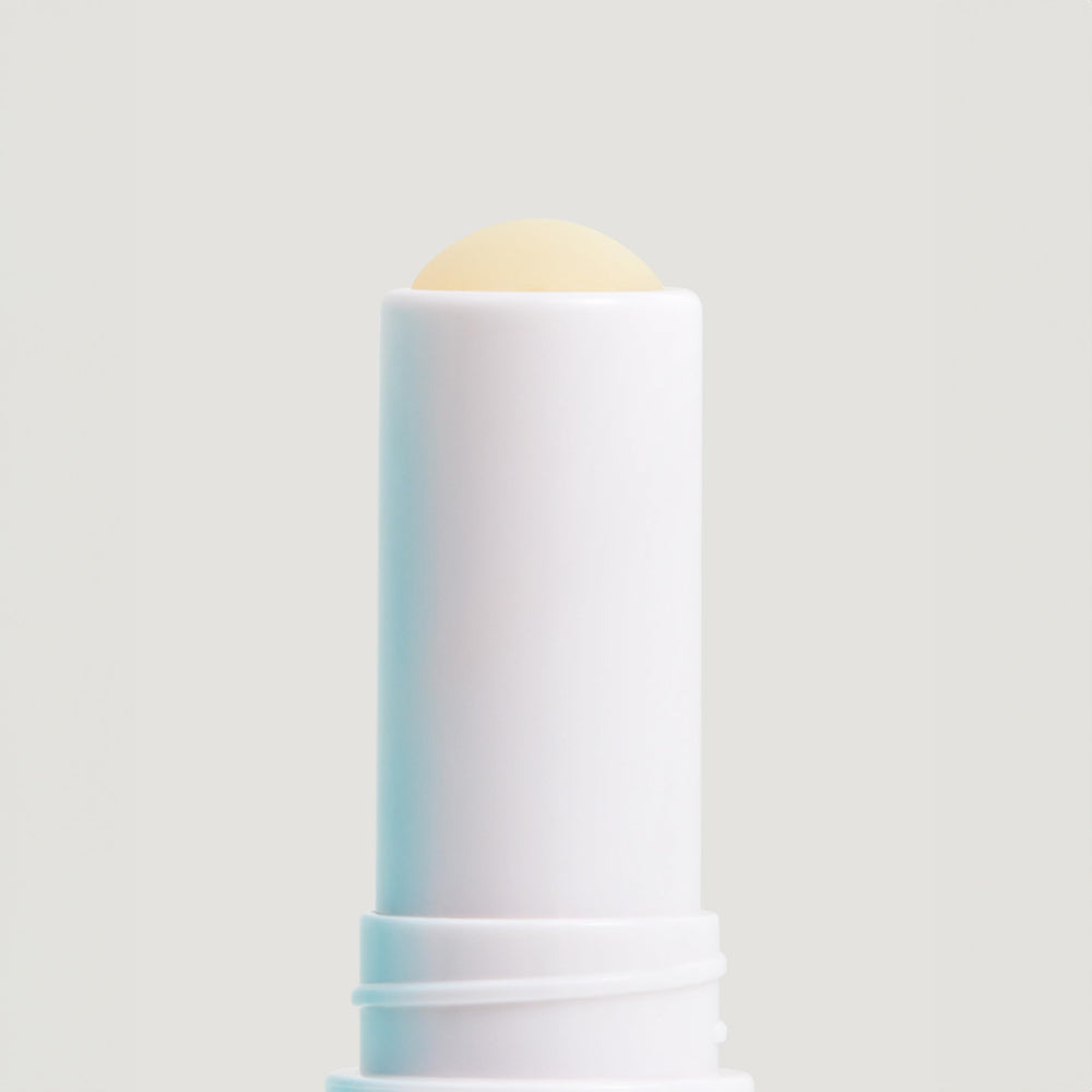 COOLA Liplux dermatologicamente probado cuida labios con suavidad.