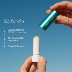 COOLA Liplux nutre labios con mantequilla de frambuesa y aguacate.