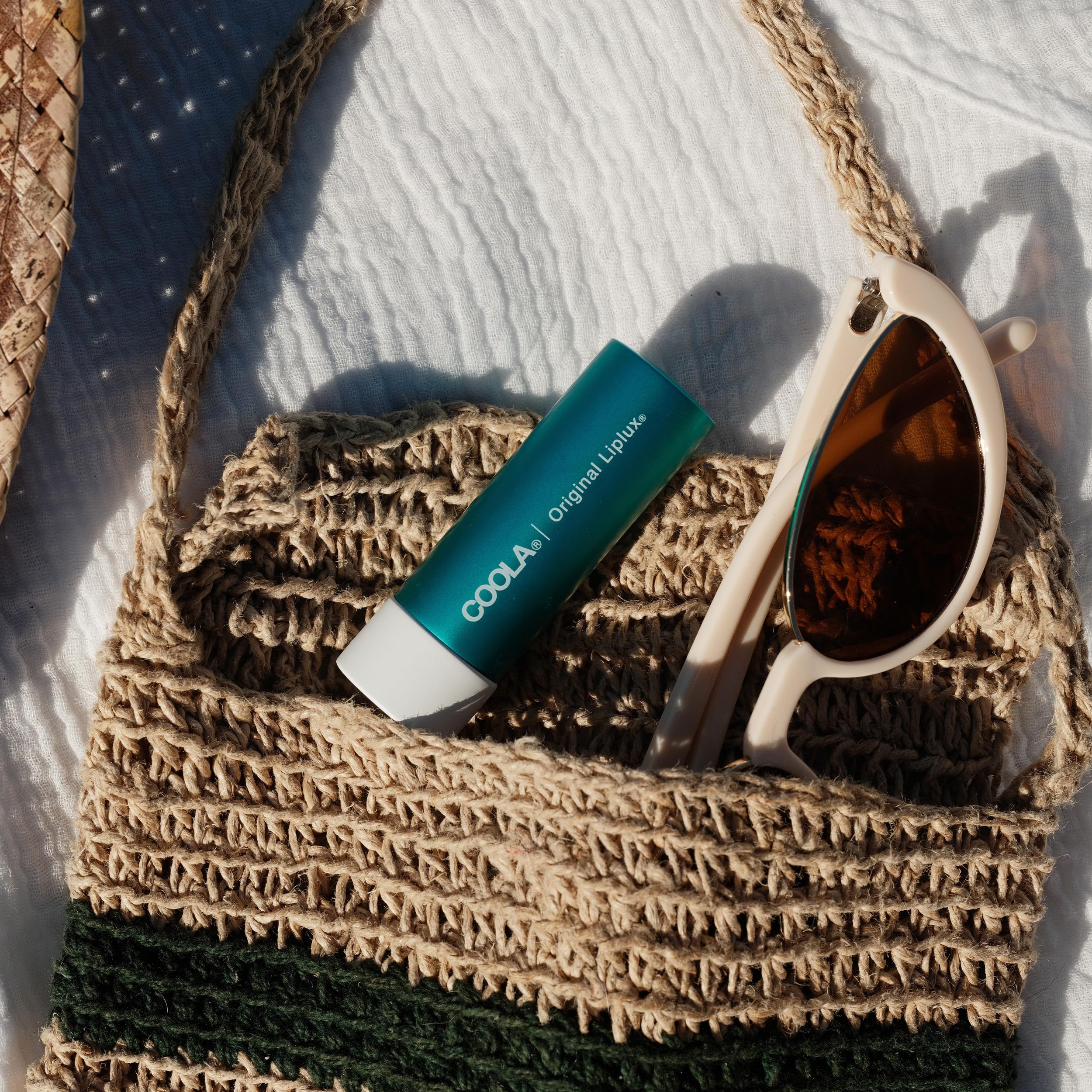 COOLA Liplux protege labios con resistencia al agua hasta 80 minutos.