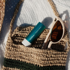 COOLA Liplux protege labios con resistencia al agua hasta 80 minutos.