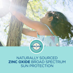 Protección de orejas y nariz con Coppertone Moana Stick durante juego al aire libre