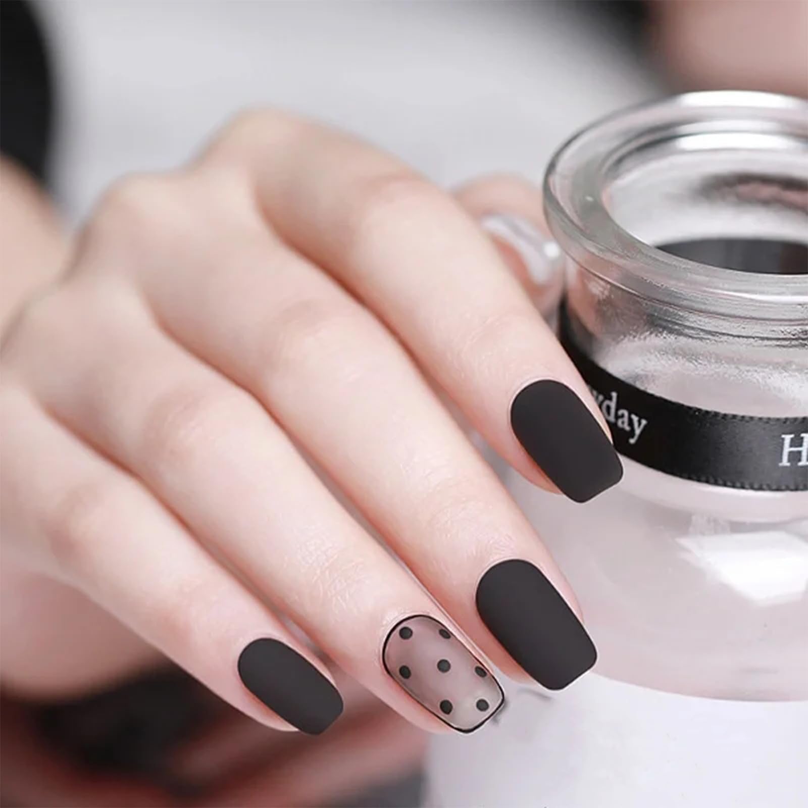 COSMOO esmalte negro mate de COSMOO, acabado mate duradero frente al desgaste.