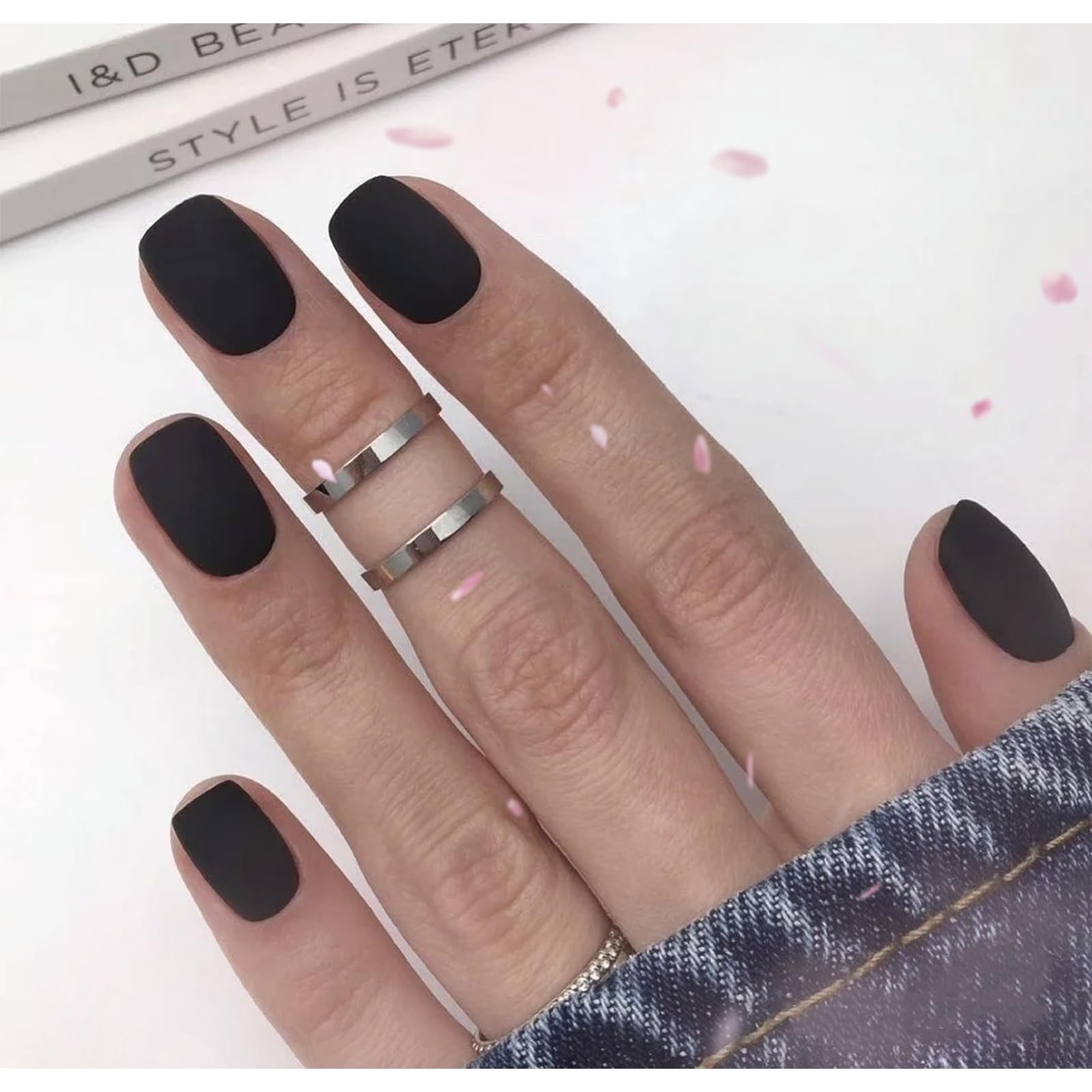 Look rápido de día a noche con COSMOO esmalte negro mate.