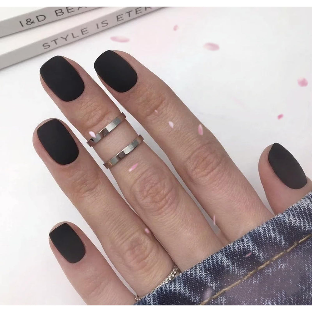 Look rápido de día a noche con COSMOO esmalte negro mate.