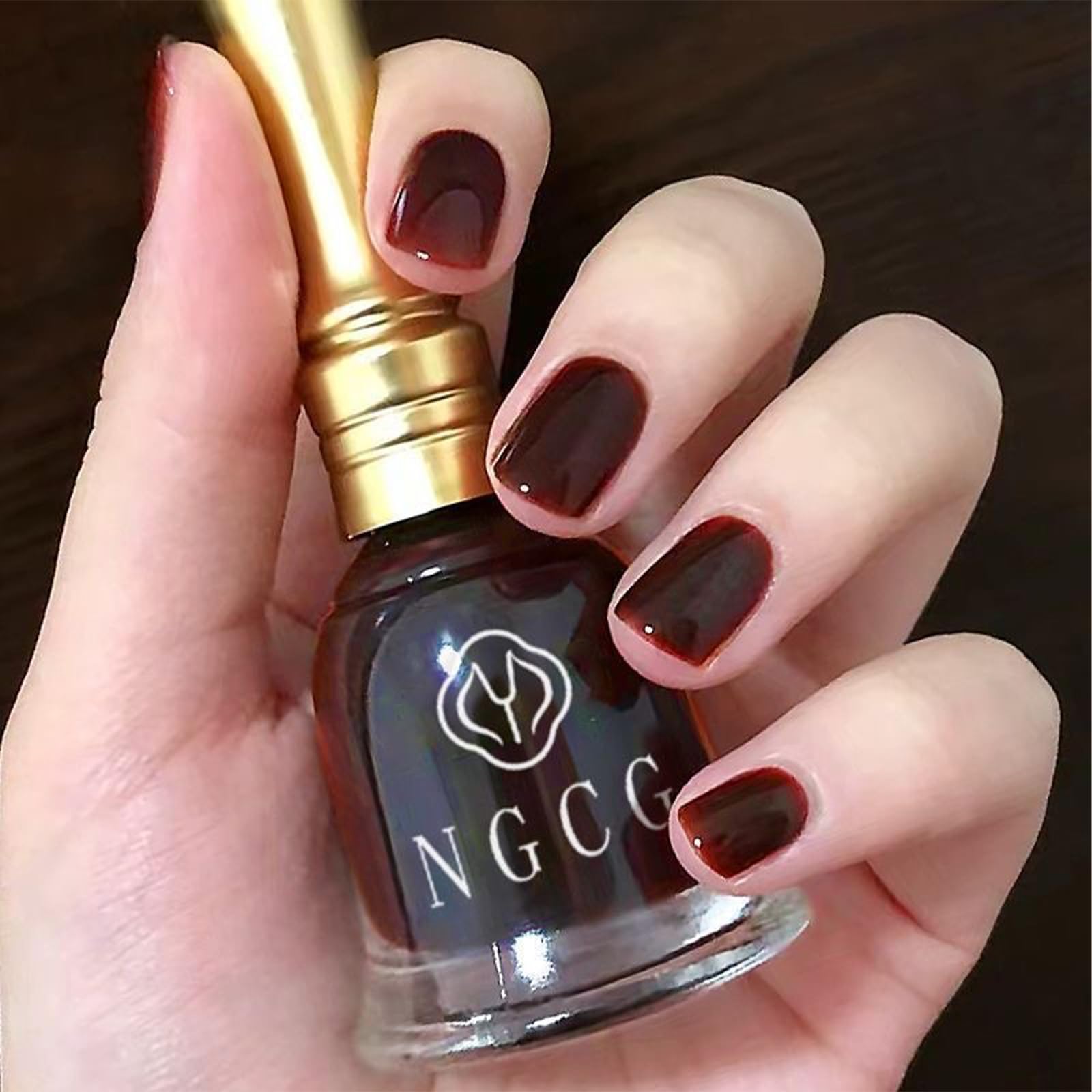 Gift-ready COSMOO nail polish in attractive packaging.