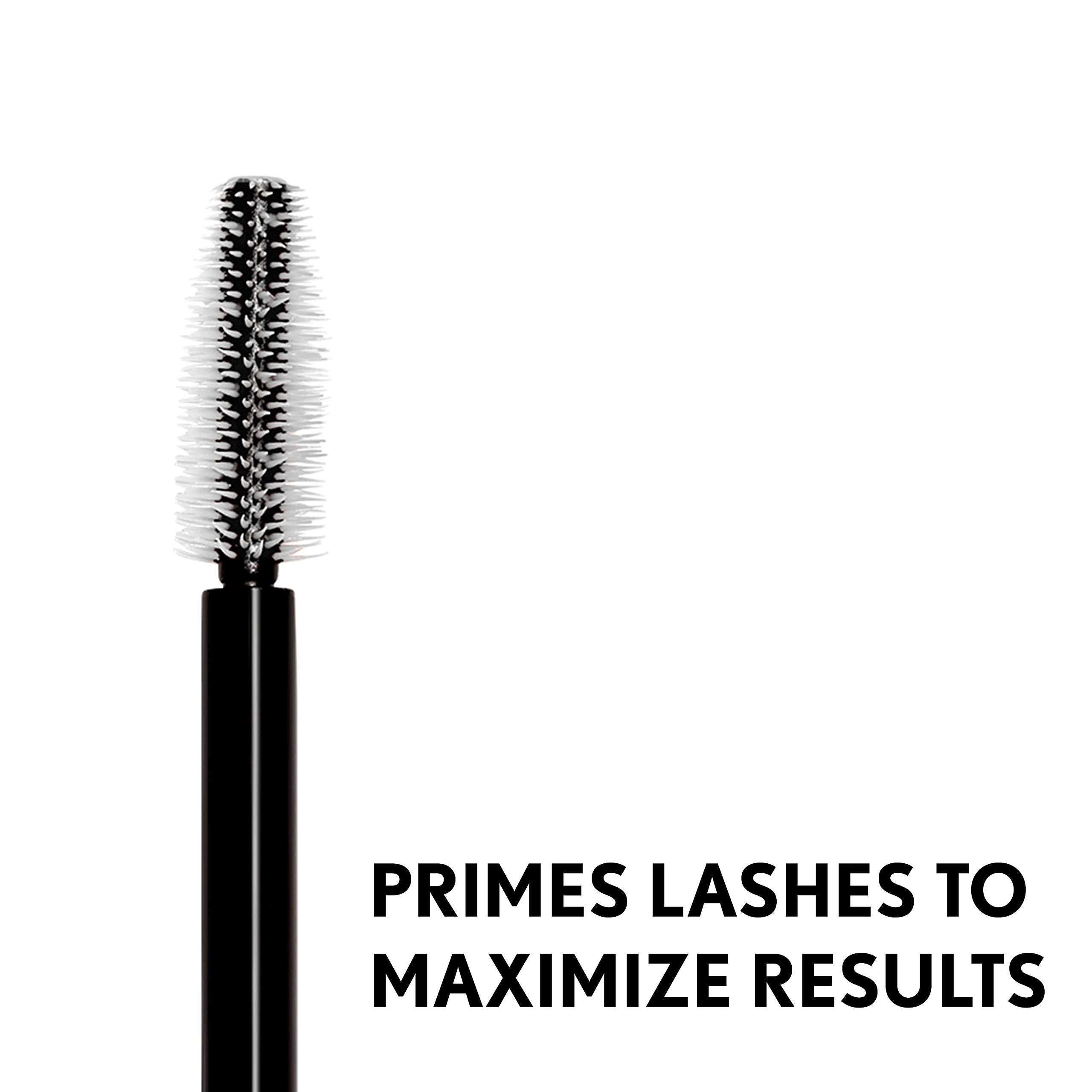 COVERGIRL Lash Blast Amplify primer textura cremosa y suave.