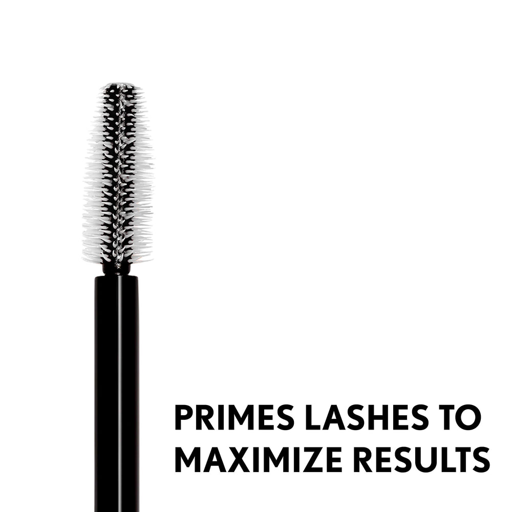 COVERGIRL Lash Blast Amplify primer textura cremosa y suave.