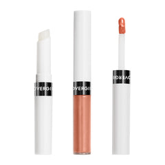 COVERGIRL Outlast Lip Color con capa de brillo porcelana, primer plano de labios hidratados