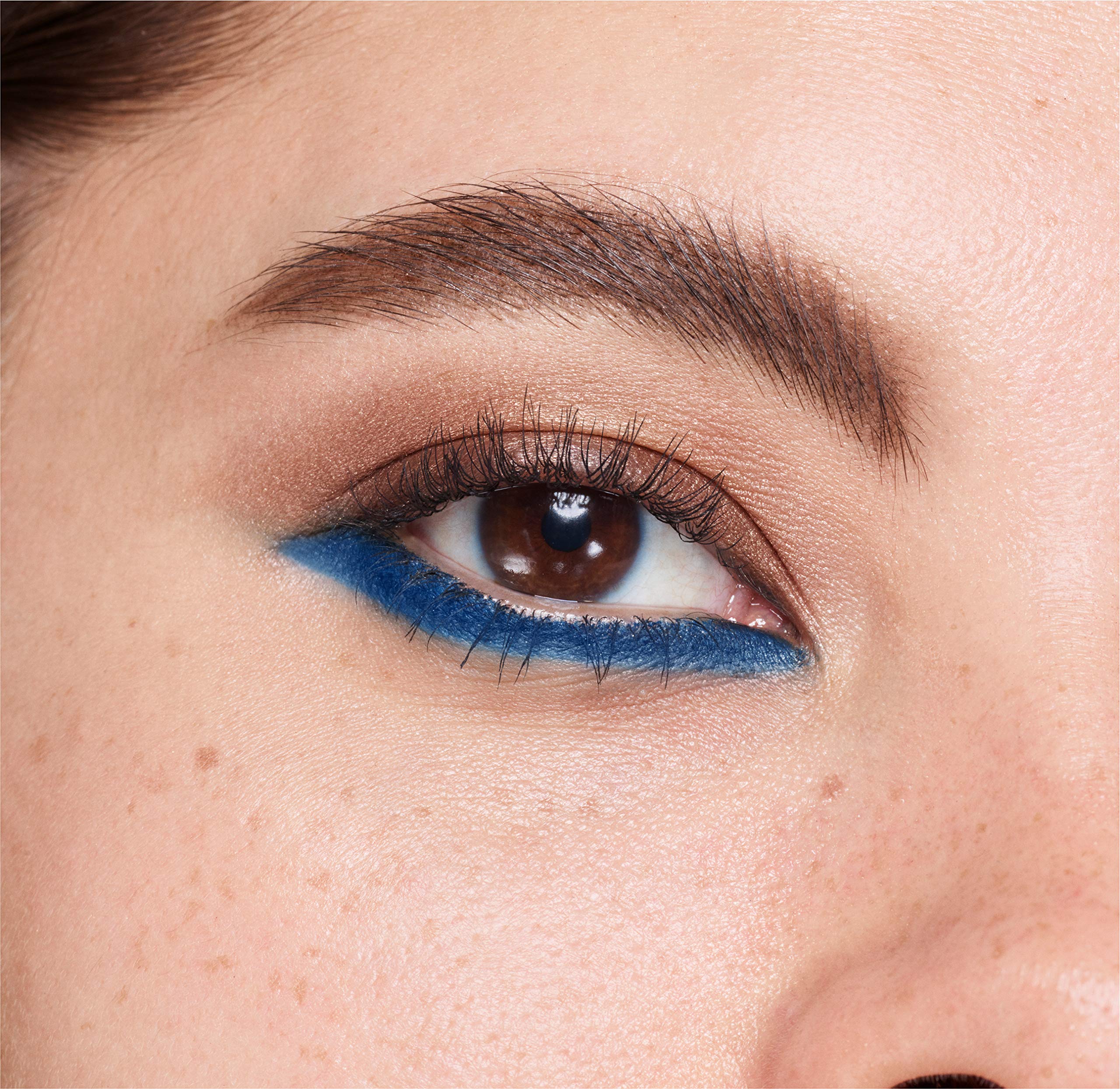 CoverGirl Professional 3-in-1 Waterproof Mascara Very Black 225 natural-look-lash close-up reveals subtle enhancement