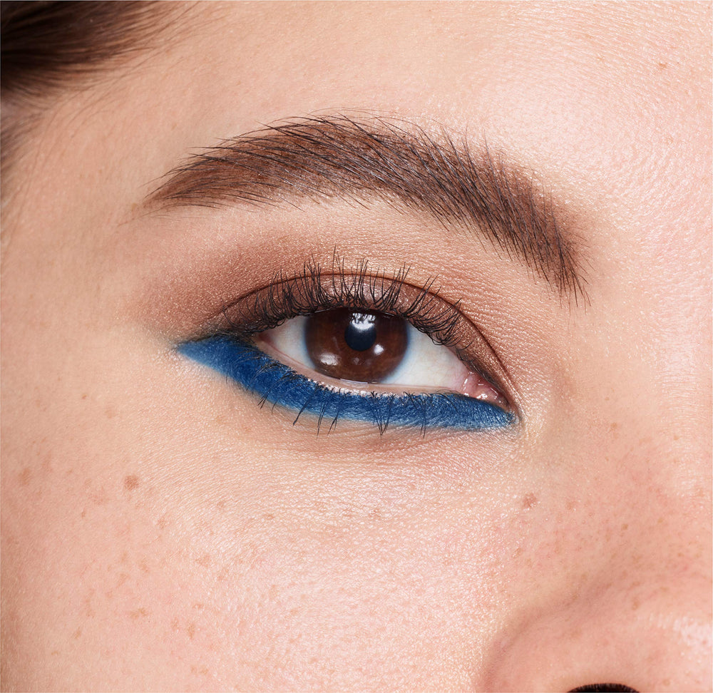 CoverGirl Professional 3-in-1 Waterproof Mascara Very Black 225 natural-look-lash close-up reveals subtle enhancement