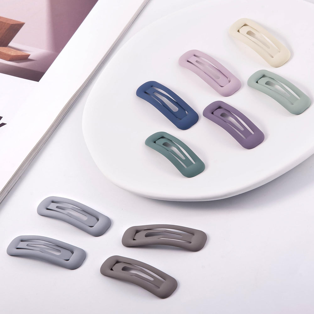 Cptots smooth-edge metal clip prevents hair snagging during wear.