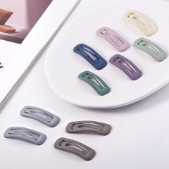 Cptots smooth-edge metal clip prevents hair snagging during wear.