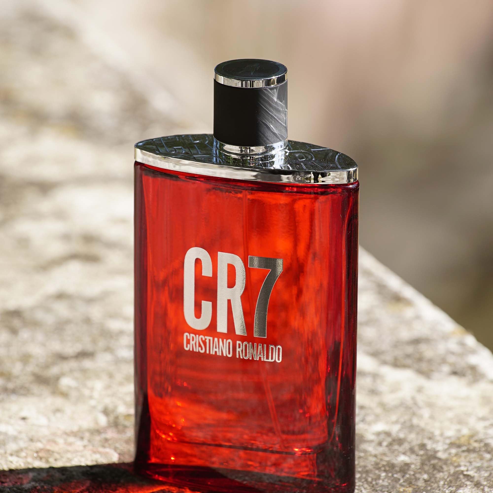 CR7 bottle base notes amber and musk for lasting fragrance.