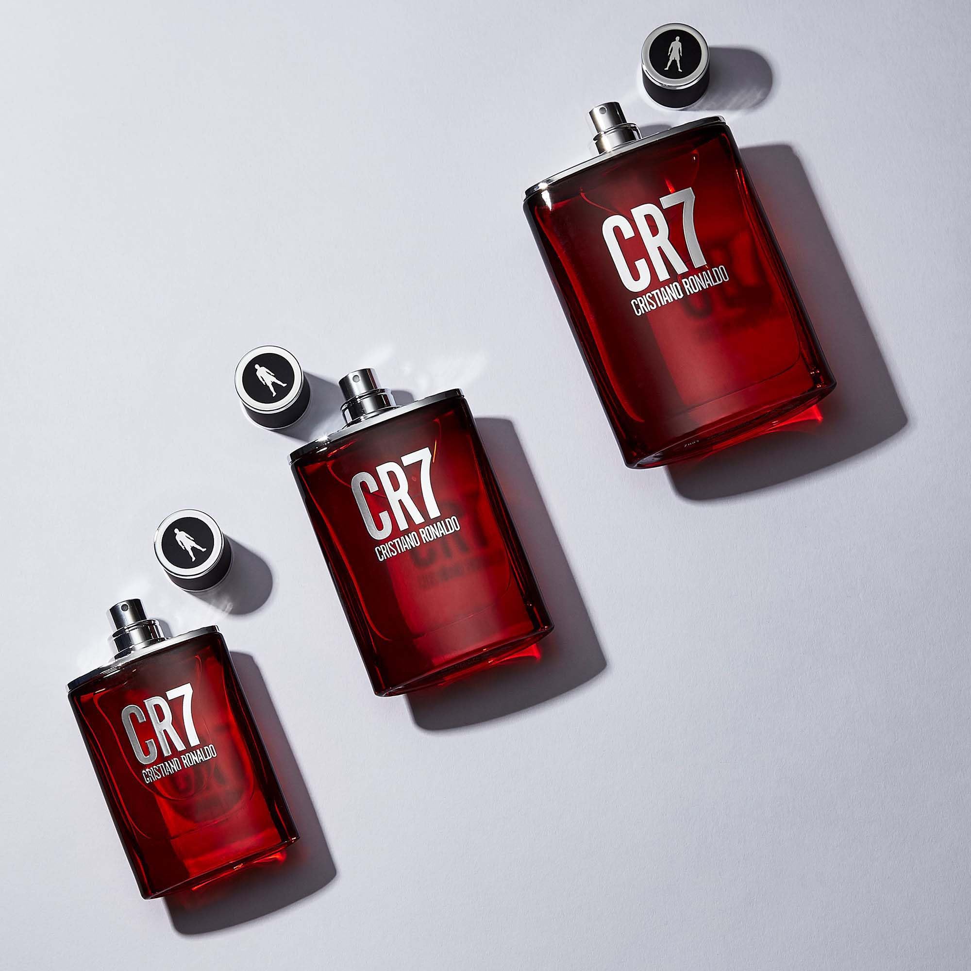 CR7 wooden-cap bottle accentuates masculine style and premium feel.