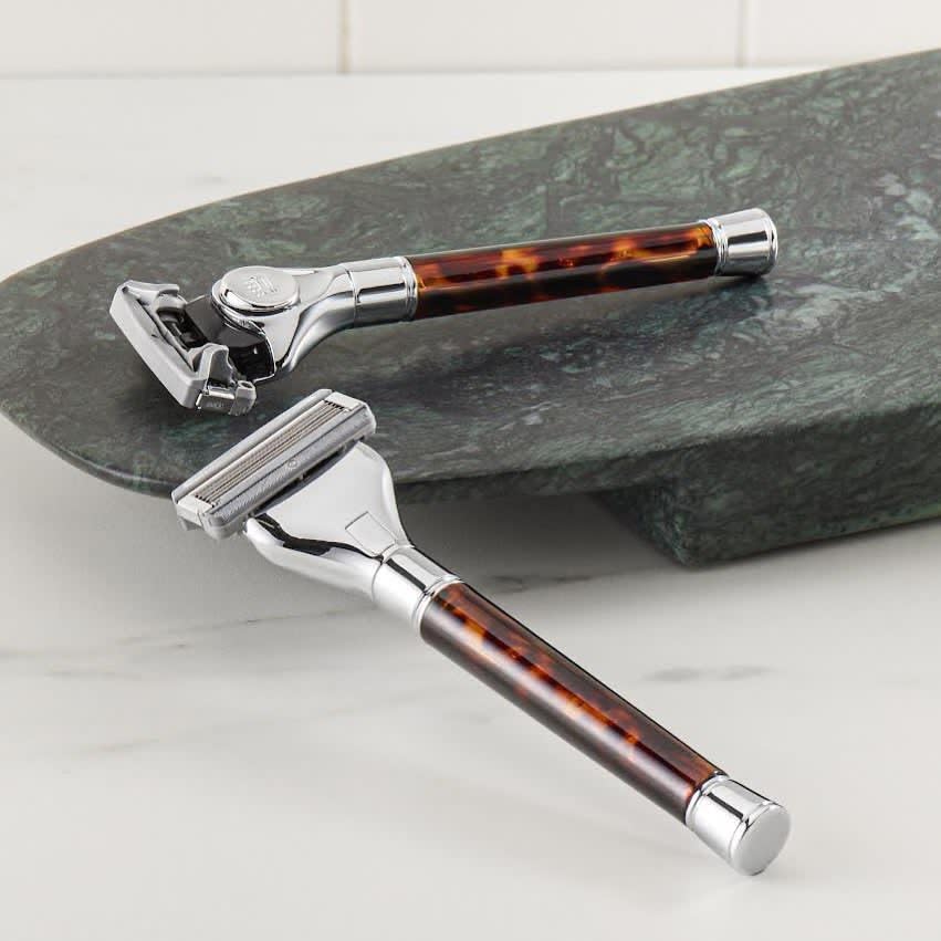 Cremo Razor Kit blade close-up showing five blades with comfort coating
