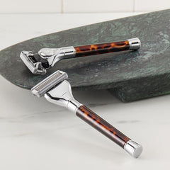Cremo Razor Kit blade close-up showing five blades with comfort coating