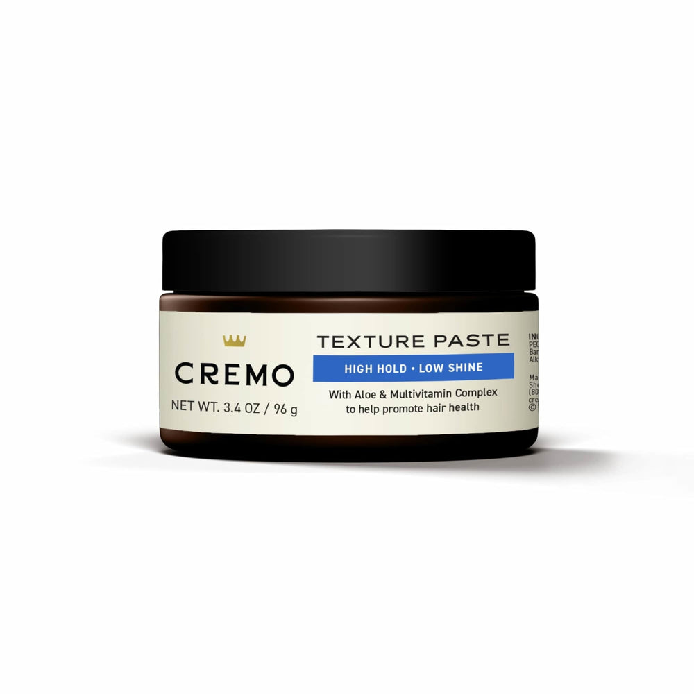 Cabello peinado con Cremo, estilo versátil y rápido.