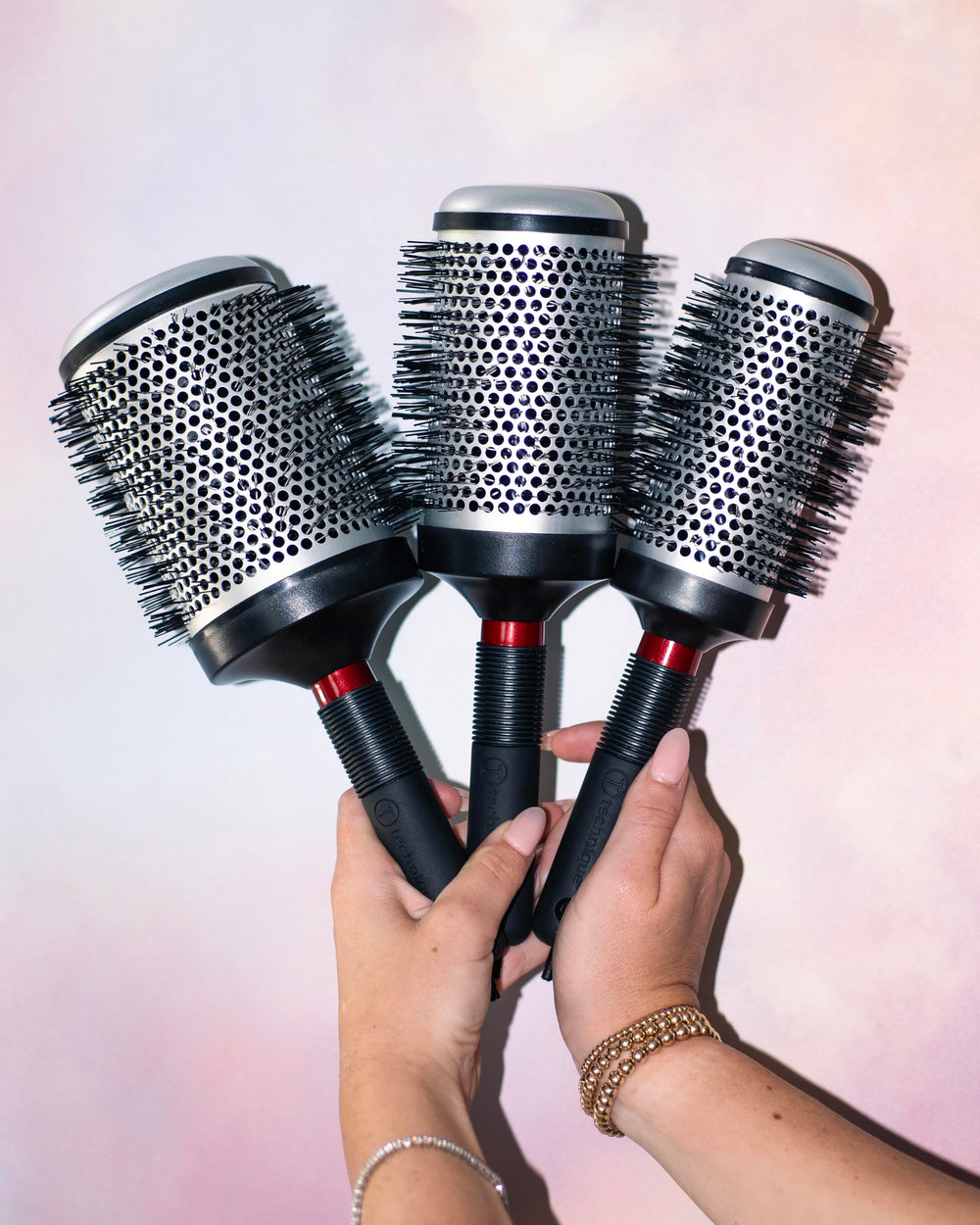 Cricket Technique 350 seamless barrel preserves heat for efficient blow-drying and curling.