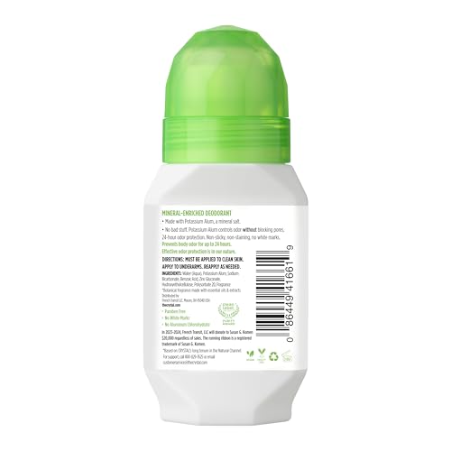 Aplicación suave del desodorante Crystal Essence mineral en rodillo Vainilla Jazmín sobre la piel.