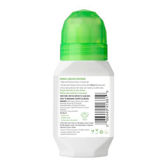 Aplicación suave del desodorante Crystal Essence mineral en rodillo Vainilla Jazmín sobre la piel.