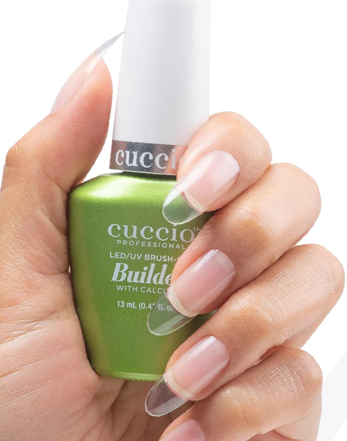 Cuccio Base Universal sobre la uña, alisa imperfecciones para un acabado liso.