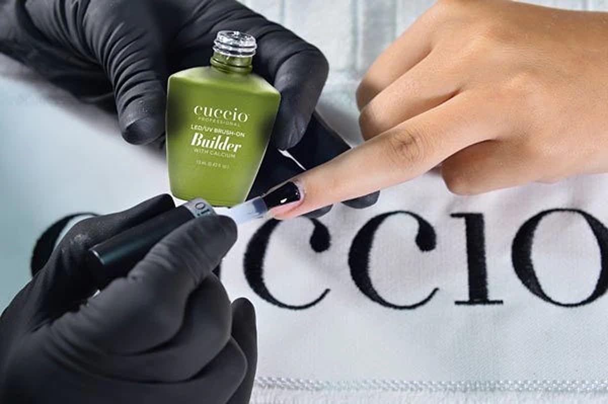 Dúo Cuccio en mesa de manicura, preparado para uso profesional.