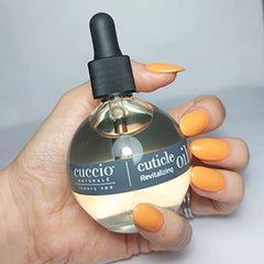 Cuccio Naturale Aceite para cutículas, aplicación en primer plano, mejora uñas y cutículas.