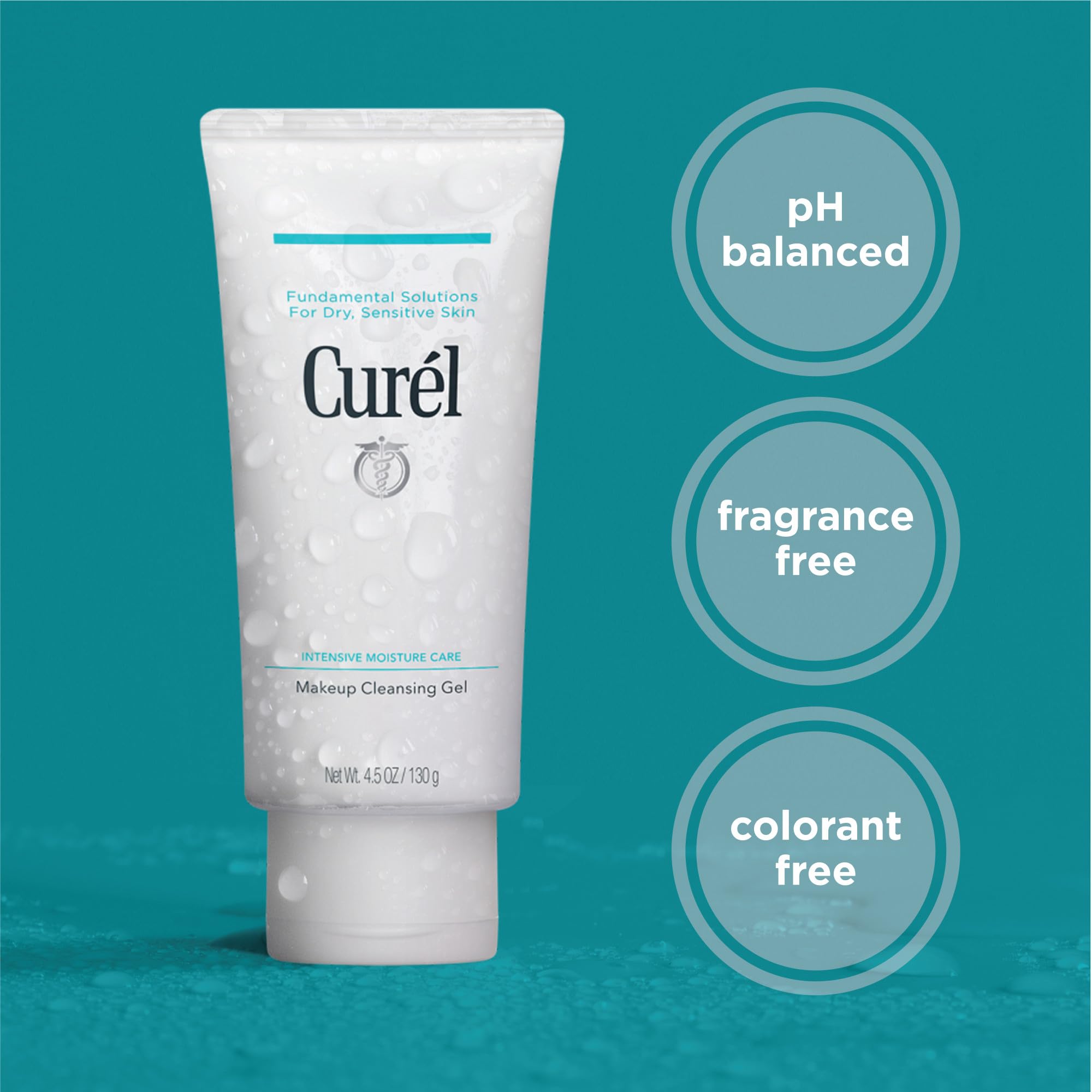Aplicacion suave de Curel en rostro para purificar sin irritar piel sensible.