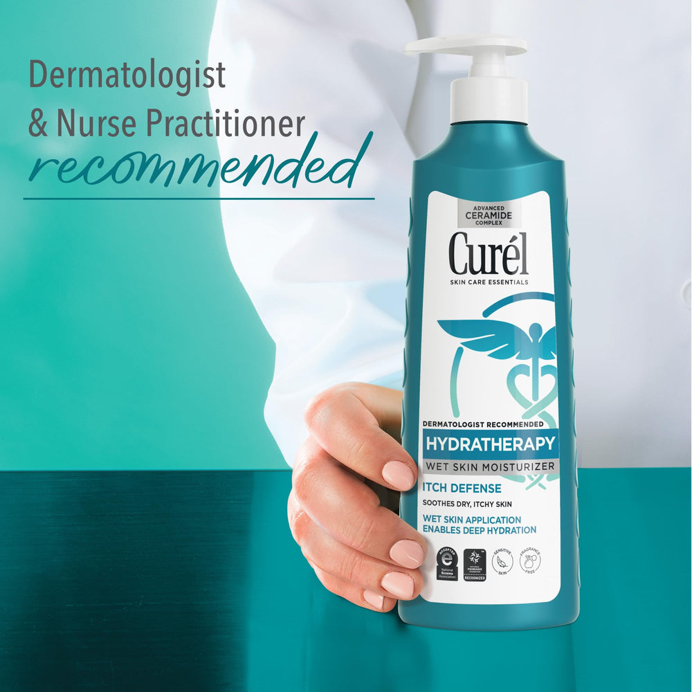 Aplicación en la ducha con Curel para absorción rápida sin enjuague.