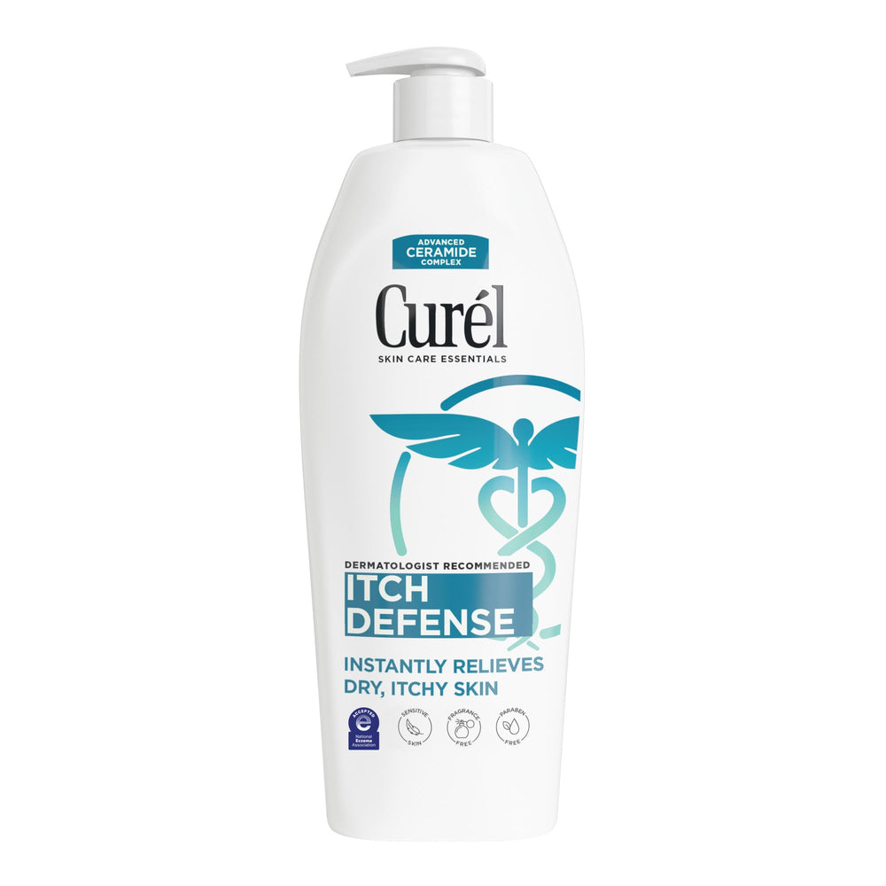 Curél Itch Defense crema en botella, hidratación profunda para piel seca.