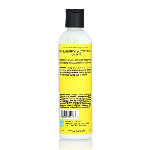 Aplicación de la crema Curls Blueberry Bliss para peinar rizos
