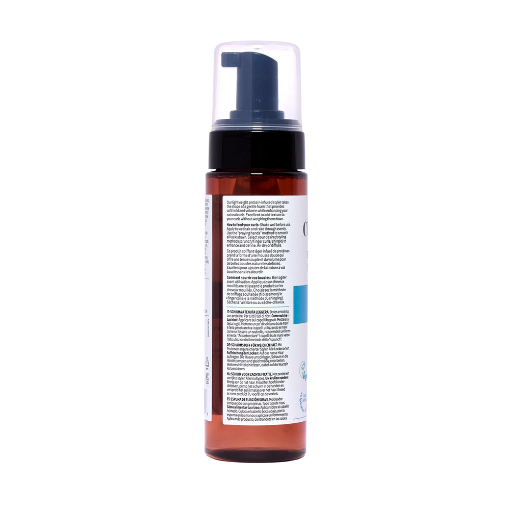 Proteína vegetal en CURLSMITH fortalece rizos manteniendo peso ligero.