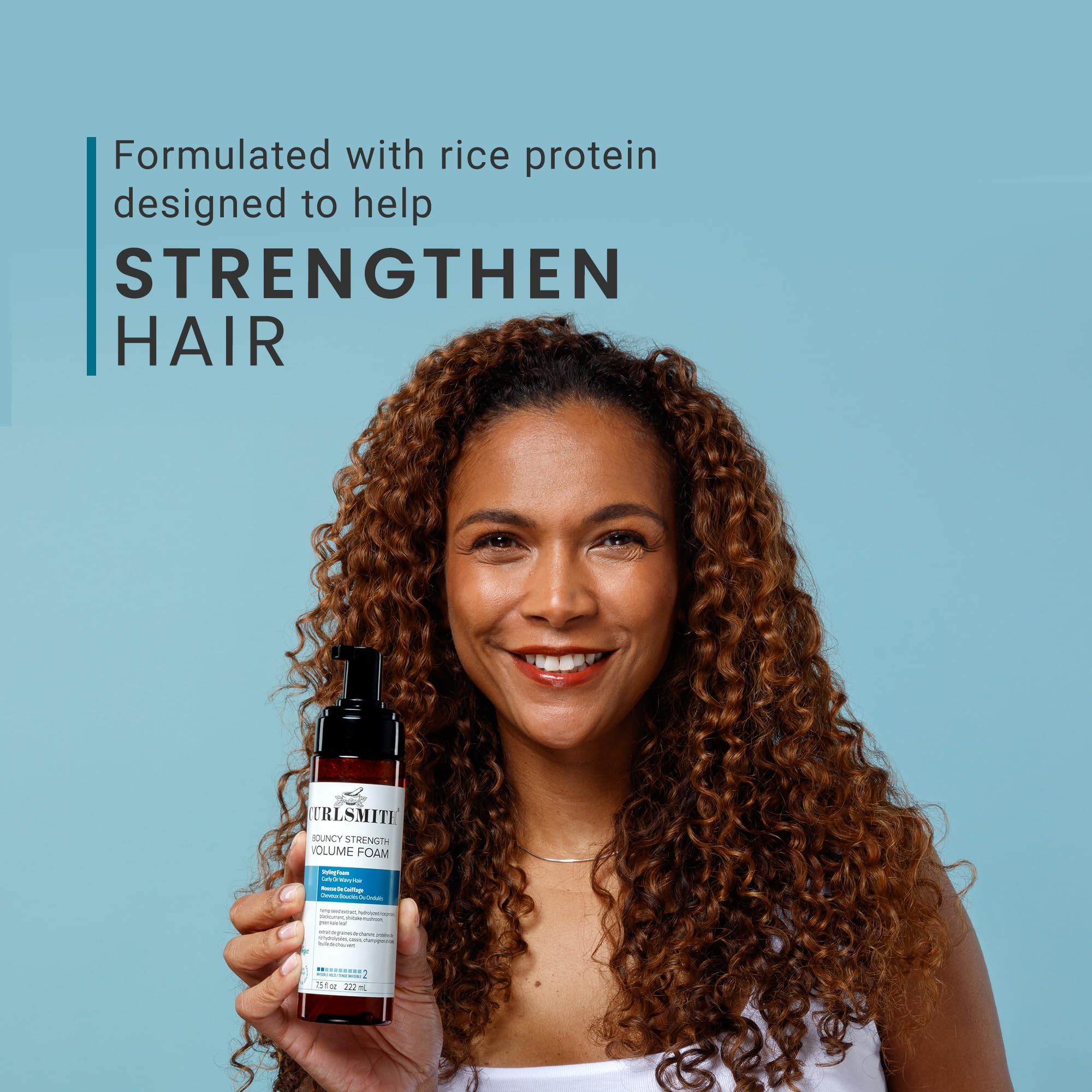 Volumen en las raíces con CURLSMITH: espuma que levanta las raíces sin pesarlas.