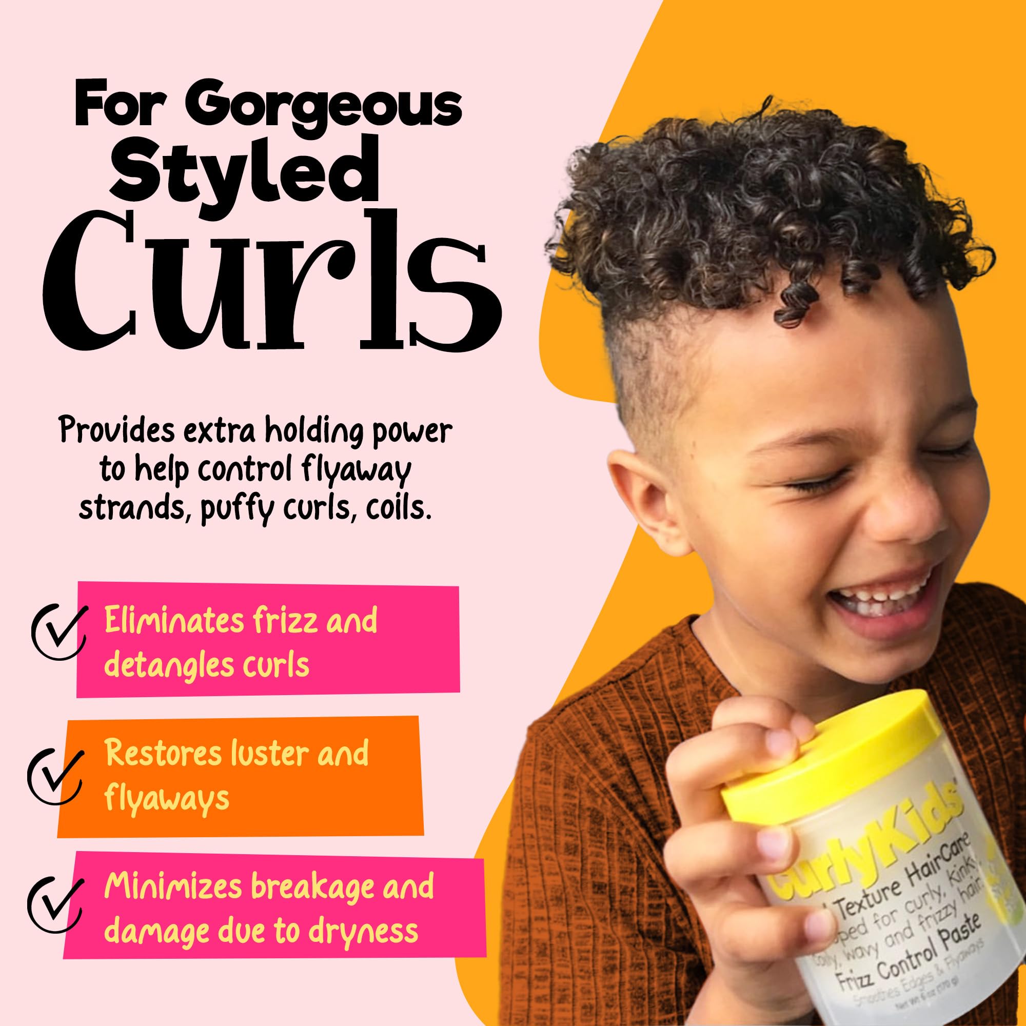 CurlyKids Frizz Control Paste en la mano, lista para peinar rizos.