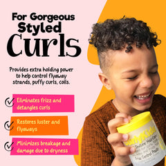 CurlyKids Frizz Control Paste en la mano, lista para peinar rizos.